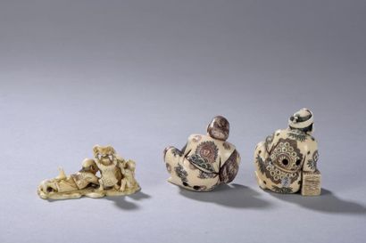 null JAPON, début du XXe siècle. 
Lot de deux netsuke signés représentant un homme...