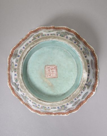 null CHINE - Epoque TONGZHI (1862-1874).

Coupelle polylobée sur pieds en porcelaine...
