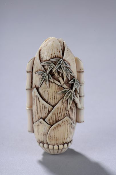 null JAPON, début du XXe siècle. 
Boîte shunga signée en forme de pousse de bambou....