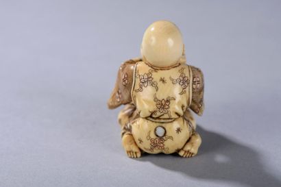 null JAPON, début du XXe siècle.
Netsuke représentant deux enfants face à face, le...