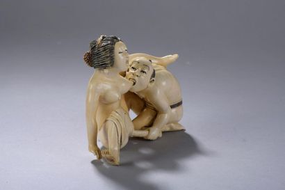 null JAPON, début du XXe siècle.
Okimono shunga représentant un couple érotique assis,...
