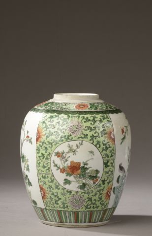null CHINE - Epoque de la République - MINGUO (1912 - 1949)

Pot à gingembre en porcelaine...