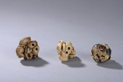 null JAPON, début du XXe siècle.
Netsuke signé en Ivoire (elephantidae spp) représentant...