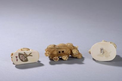 null JAPON.
Lot comprenant un netsuke signé représentant un rhinocéros (Long. : 5,5...