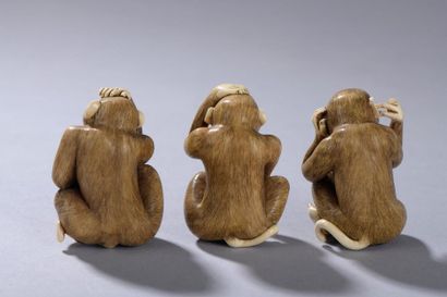 null JAPON. 
Lot composé de trois netsukes représentant les trois singes de la sagesse....