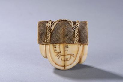 null JAPON, fin de l'époque MEIJI (1868-1912). 
Netsuke signé représentant un enfant...