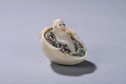 null JAPON, début du XXe siècle.
Okimono netsuke signé représentant un sage à la...