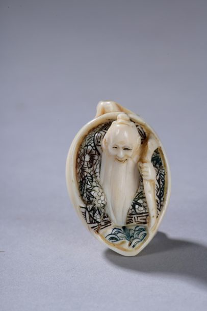 null JAPON, début du XXe siècle.
Okimono netsuke signé représentant un sage à la...