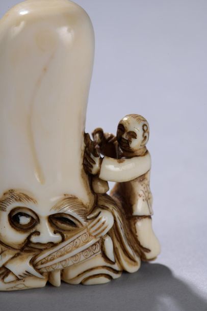 null JAPON, milieu du XIXe siècle. 
Netsuke signé représentant Fukurokuju à l'éventail....