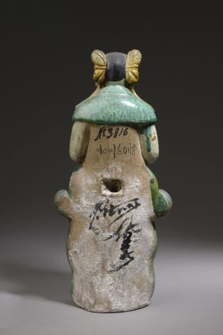 null CHINE - époque Ming (1368-1644). 

Statuette de dignitaire en grès émaillé.

Haut....