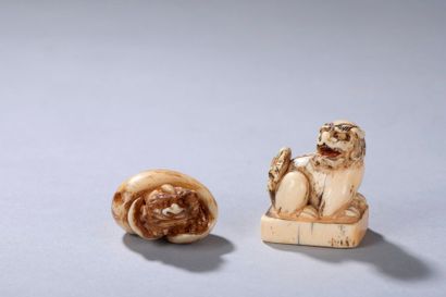 null JAPON, époque MEIJI (1868-1912). 
Netsuke représentant un shishi. 
On joint...