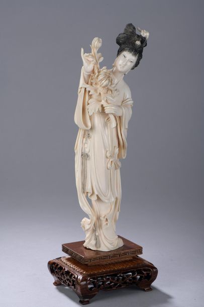 null CHINE, début de l'époque MINGUO (1912-1949).
Statuette féminine au bouquet de...