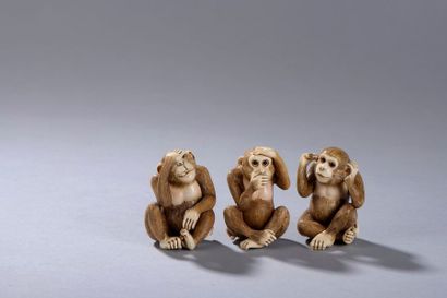 null JAPON. 
Lot composé de trois netsukes représentant les trois singes de la sagesse....