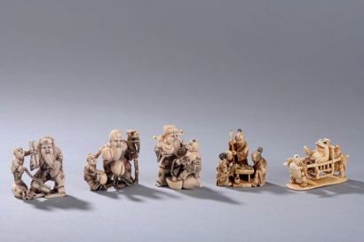 null JAPON, début du XXe siècle.
Lot composé de quatre groupes en ivoire (elephantidae...