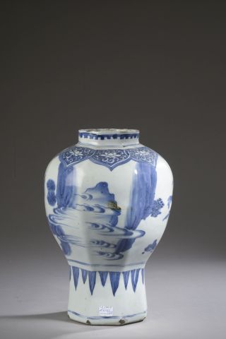 CHINE - Période Transition, XVIIe siècle.

Vase...