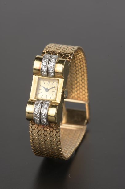 null BOUCHERON
Montre bracelet de dame en or jaune et gris 18k, le boîtier rectangulaire,...