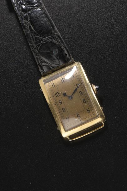 null Montre bracelet d'homme, la montre de forme rectangulaire en or jaune 18k, cadran...