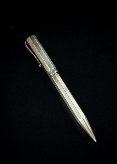 null MONTEGRAPPA
Porte-mine en argent, le corps à pans coupés.
Long. : 13 cm - Poids...