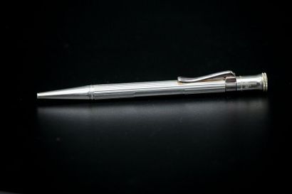 null FABER-CASTEL 

Stylo bille en argent, le corps à motif cannelé.

Long. : 13...