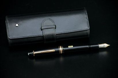 null MONTBLANC
Stylo plume modèle "Meisterstück" en résine noire, la plume or jaune...