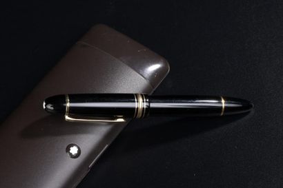 null MONTBLANC
Stylo plume modèle "Meisterstück n°149" en résine noire, la plume...