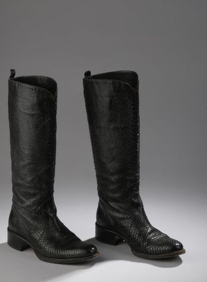 null SARTORE
Paire de bottes en cuir façon serpent noir (petites usures). 
Talon...