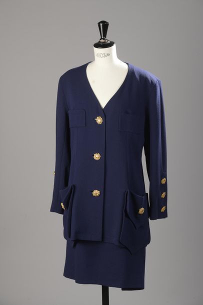 null CHRISTIAN LACROIX
Tailleur en laine bleue, simple boutonnage, les boutons en...