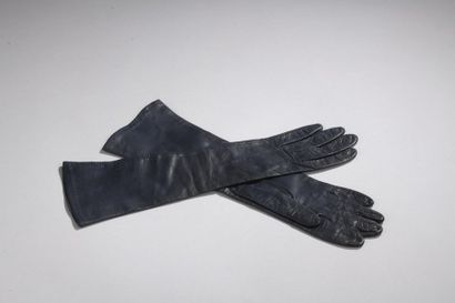HERMÈS
Paire de gants mi-longs en cuir bleu...