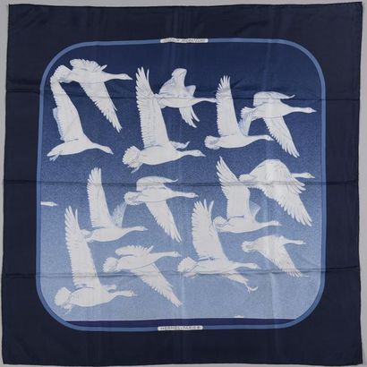 null HERMÈS
Carré de soie "Oiseaux migrateurs", à décor en camaïeux de bleus et blancs...