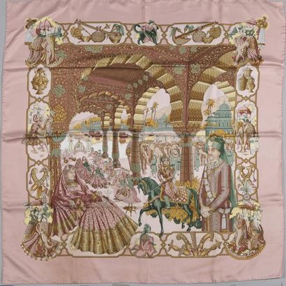 null HERMÈS
Carré de soie "Splendeur des Maharajas" à décor polychrome sur fond rose,...