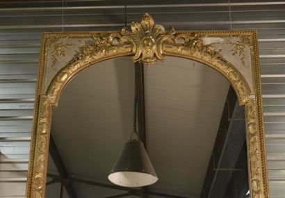 null Important miroir de cheminée en bois sculpté, laqué et doré (petits manques).

Style...