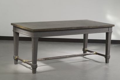 null Table rectangulaire en bois relaqué à l'imitation du métal, les quatre pieds...