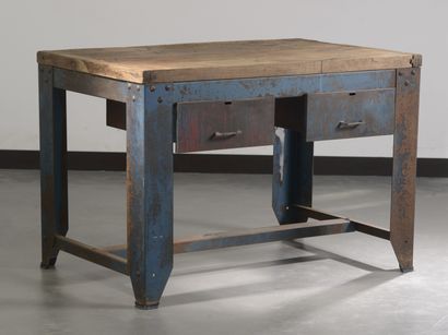 null Ancien établi industriel formant table, le plateau composé de planches en bois...
