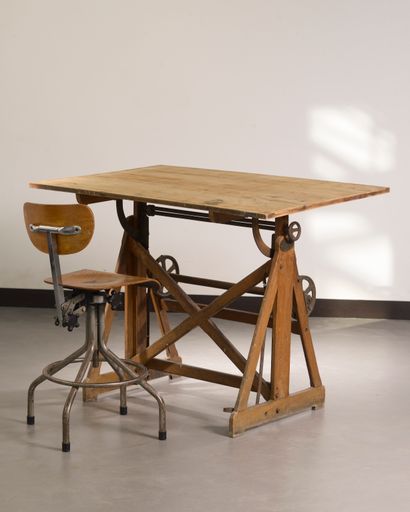 null Table d'architecte, le plateau rectangulaire inclinable en bois naturel, la...