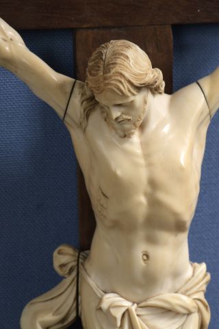 null Crucifix du Christ mort en ivoire (elephantidae spp) finement sculpté.

XIXe...