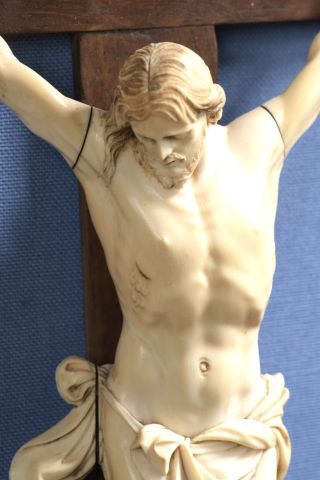 null Crucifix du Christ mort en ivoire (elephantidae spp) finement sculpté.

XIXe...
