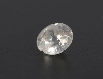 null Diamant sur papier, de forme ronde et de taille ancienne, pesant 0,70 ct (égrisures...