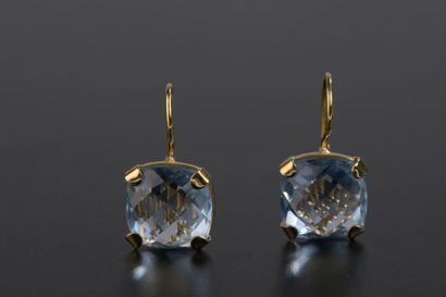 null Paire de boucles d'oreille en quartz bleu carré et facetté sur monture en or...