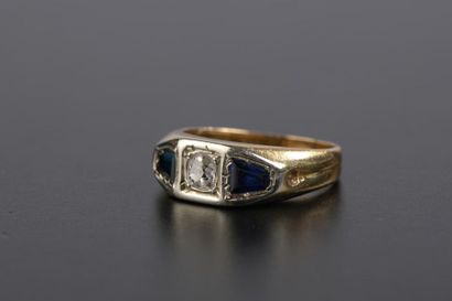 null Bague anneau en or jaune 18K et platine, sertie clos d'un diamant taille ancienne...