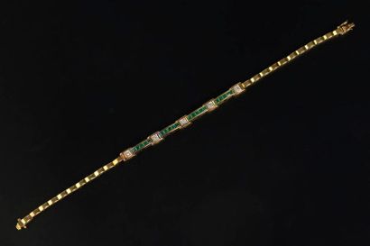 null Fin bracelet articulé en or jaune 18K, la partie centrale à quatre lignes d'émeraudes...