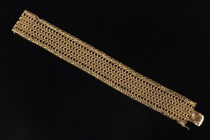 null Bracelet souple en or jaune 18K cotte de maille entre deux lignes à maille palmier...
