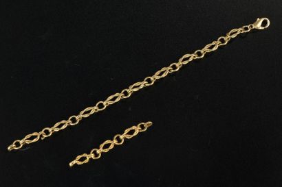 null Collier et bracelet au modèle en or jaune 18K, à maillons en nœuds plats attachés...