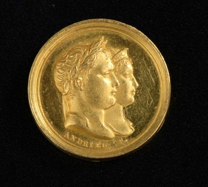 null Petite pièce en or 24K figurant Napoléon et la naissance du roi de Rome.
Poids...