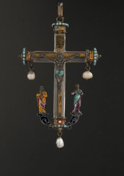 null Croix pendentif en cristal de roche, argent et émail. La croix monolite à pans...