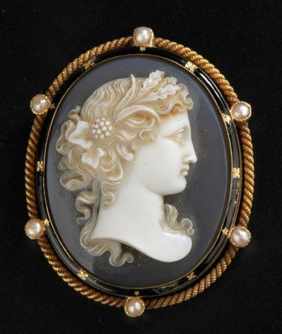 null Broche ovale en or jaune 18K, la bordure émaillée noire soulignée de six demi-perles...