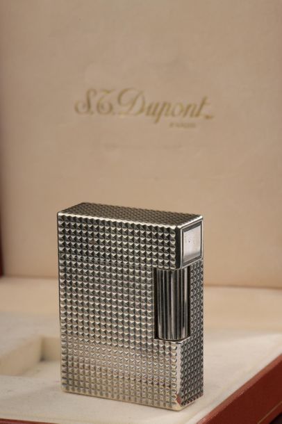 null DUPONT
Briquet en métal argenté à décor guilloché en pointes de diamant.
Éc...