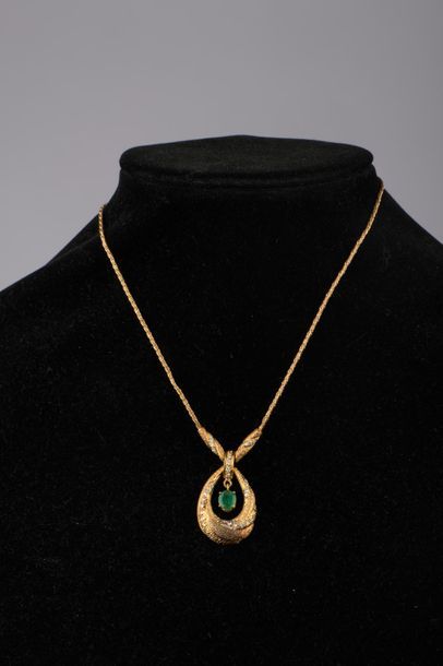 null Collier en or jaune 18K granité, la chaîne torsadée, le pendentif partiellement...