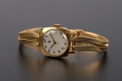 null LIP
Montre bracelet de dame en or jaune 18K à boîtier carré à bords arrondis...