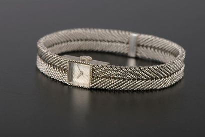 null BOUCHERON
Montre bracelet de dame en or gris 18K, le boîtier carré, le bracelet...