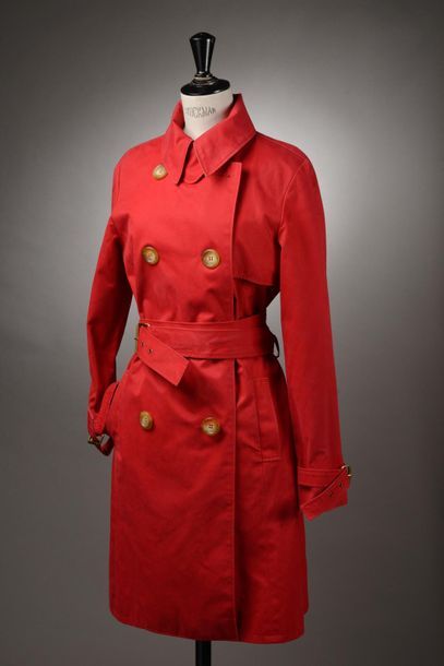 null CÉLINE
Trench-coat en gabardine de coton rouge, col à fermeture agrafe, double...